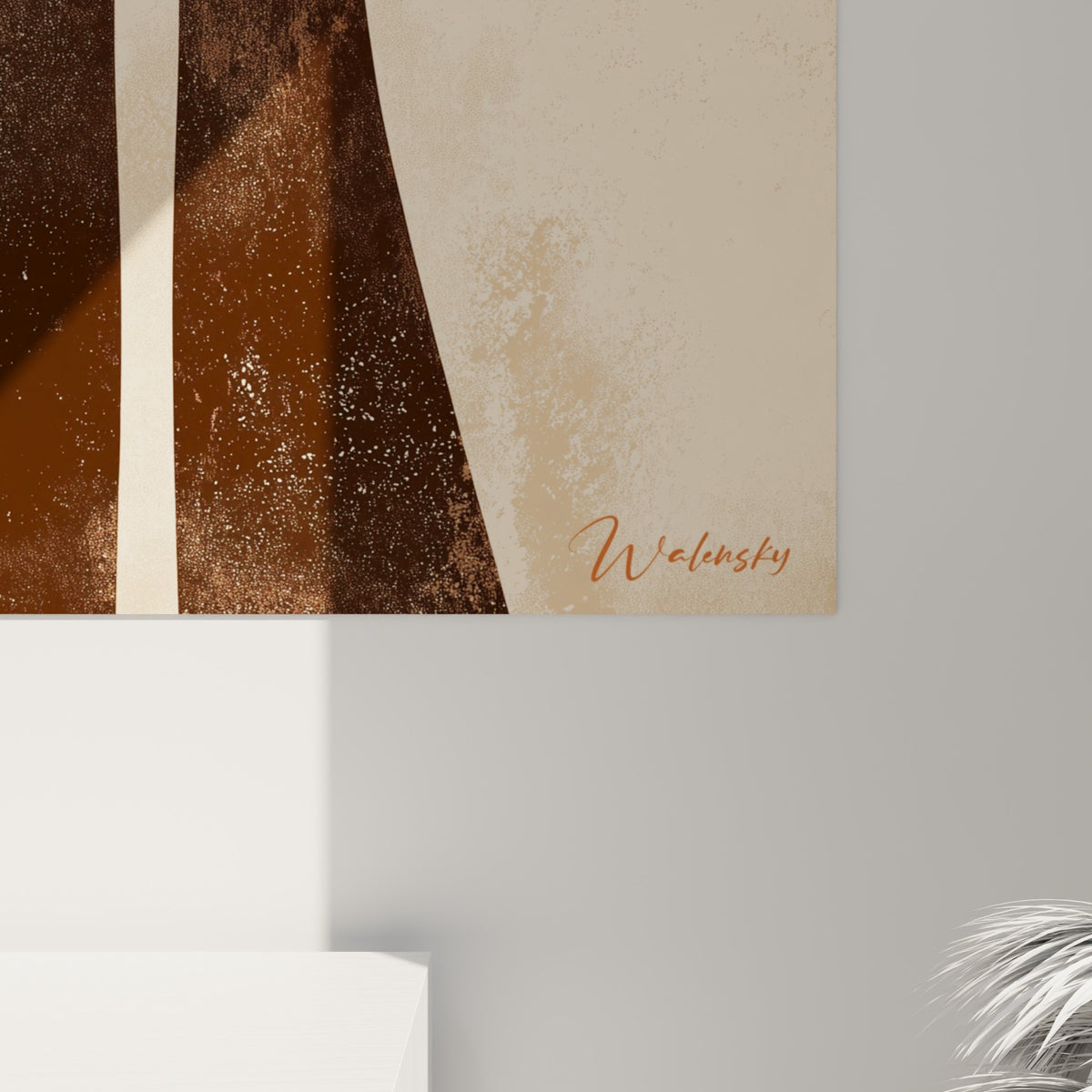 Grain texturé du disque terracotta et des silhouettes brunes, matière granuleuse visible en angle rapproché sur la toile