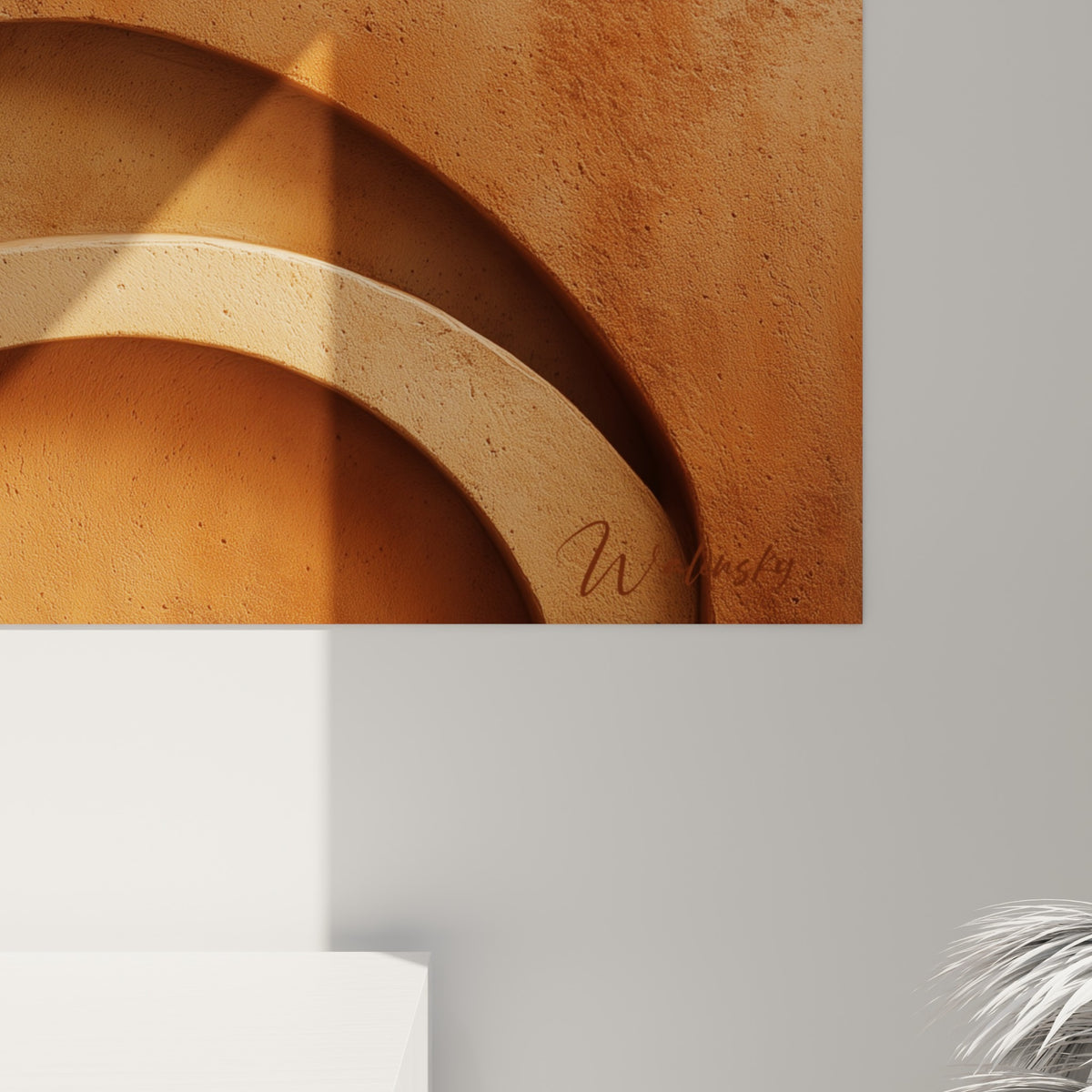 Grain granuleux et coulures ocre sur les reliefs terracotta de l'œuvre accrochée