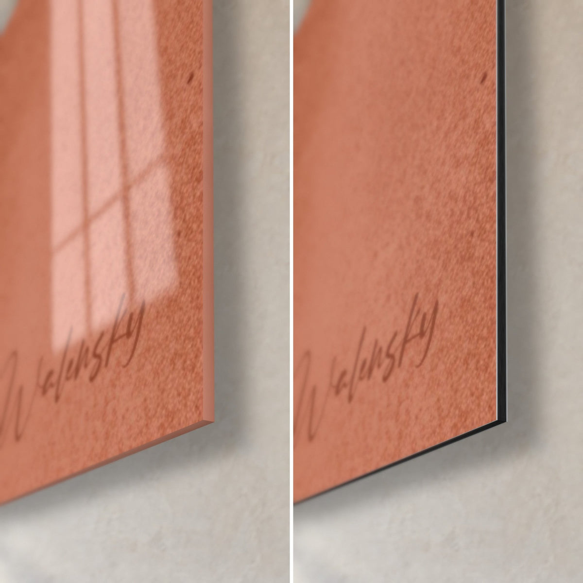 Schilderij met witte parallelle lijnen op koperkleurige achtergrond, rechtsonder: glanzend glas links, mat Dibond rechts, zwarte rand