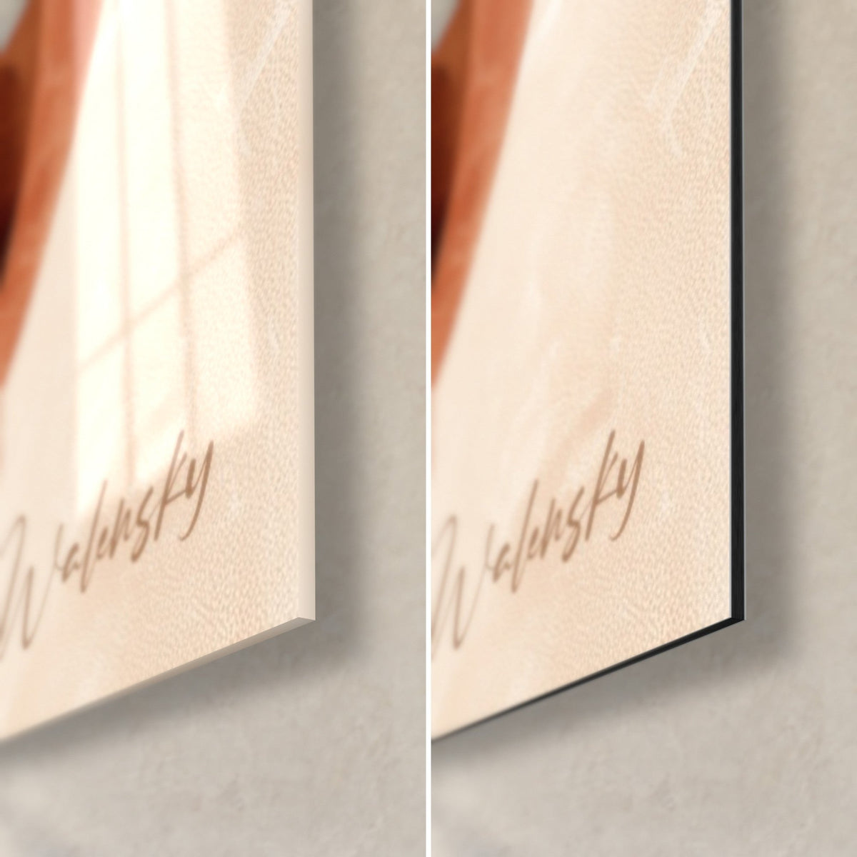 Tableau plante aux feuilles noires sur fond beige rosé, coin bas droit : verre acrylique brillant à gauche, alu Dibond mat à droite