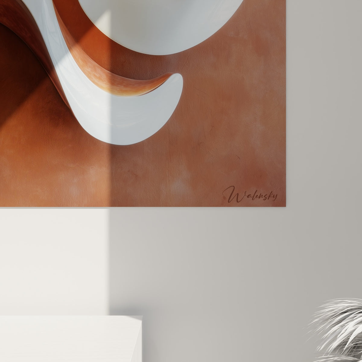 Reflets nacrés sur la surface laquée ivoire, coulures terracotta et grain de céramique visibles de près