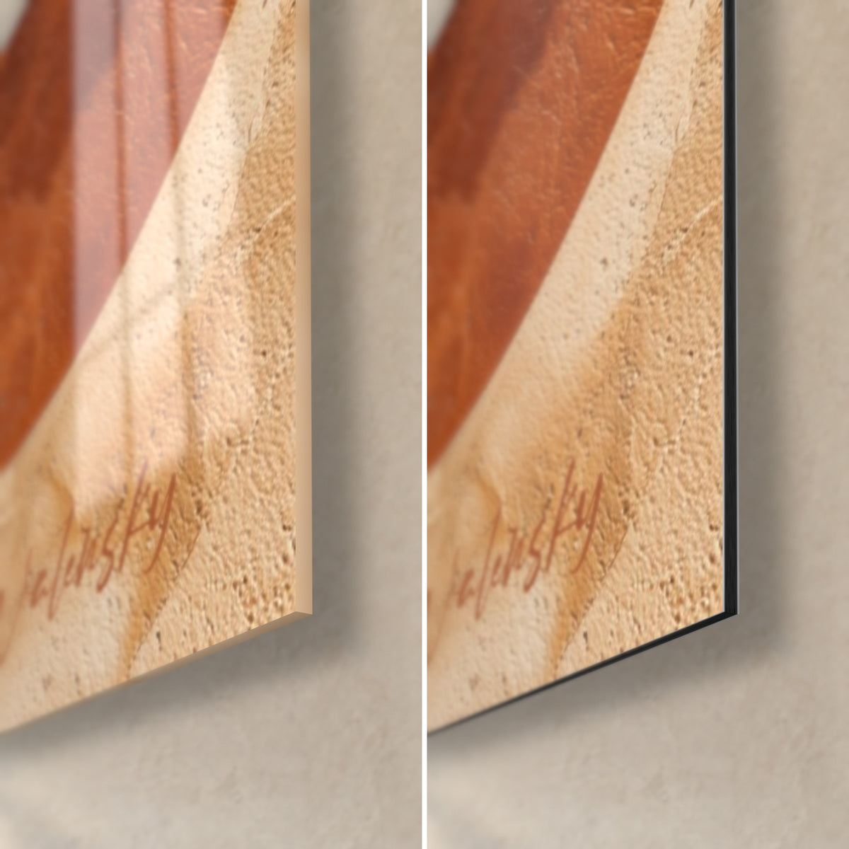 Tableau visage géométrique ocre et crème, coin bas droit : verre brillant à reflets, alu Dibond mat, tranche de 3 mm