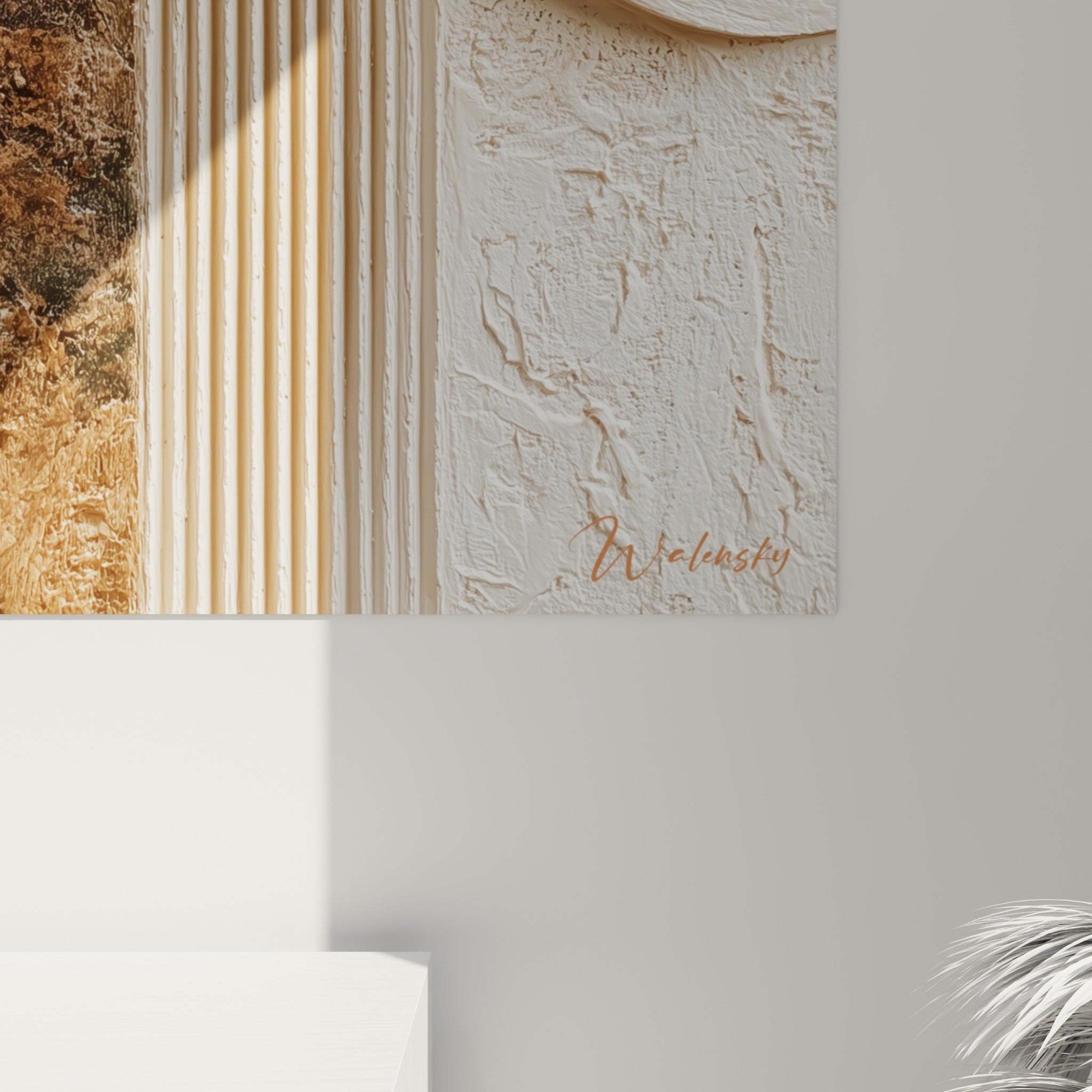 Grain minéral et empâtements beige rouille visibles de près, cannelures verticales et arche sculptée en relief