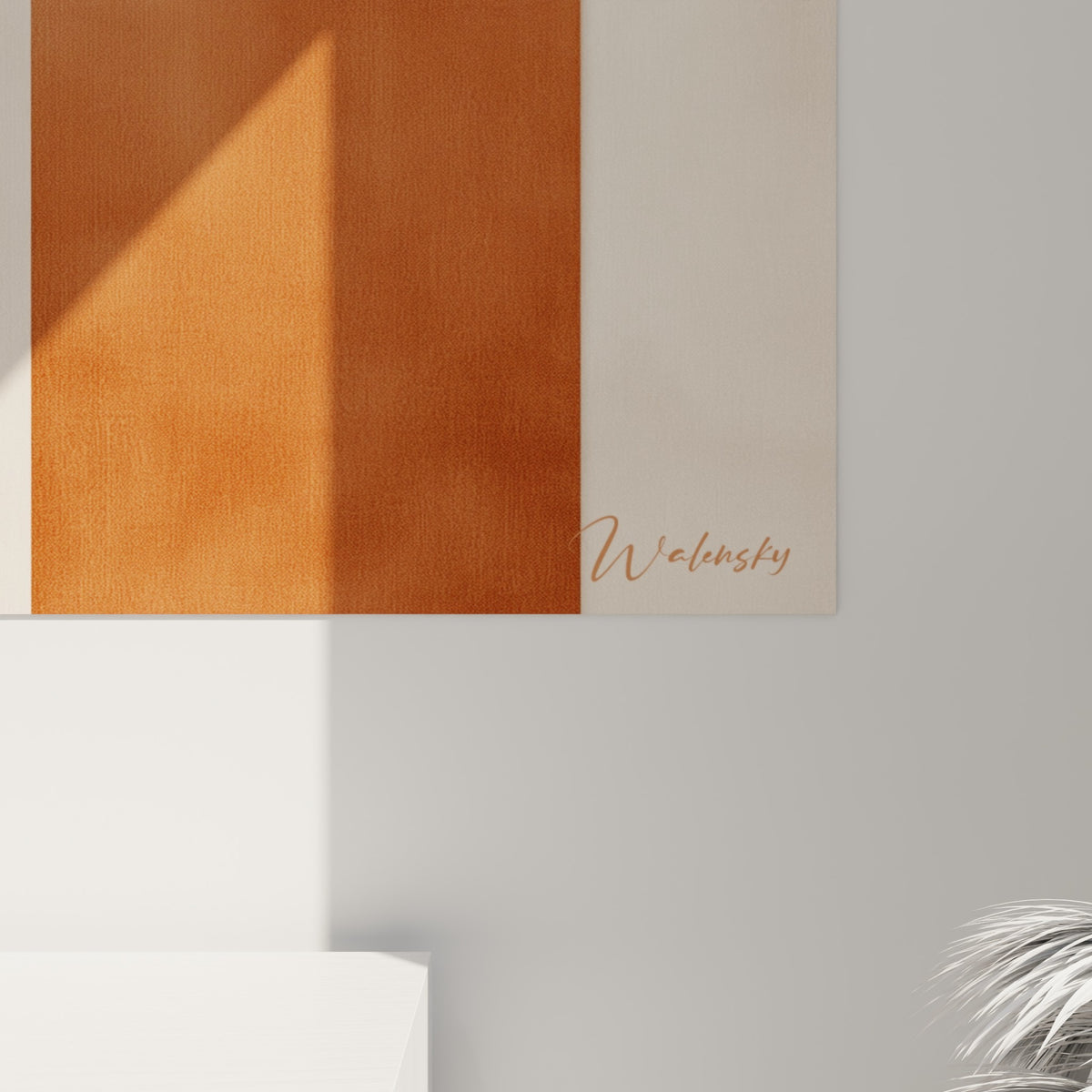 Grain minéral et nuances terracotta se fondant dans le beige laiteux d'une toile texturée accrochée au mur