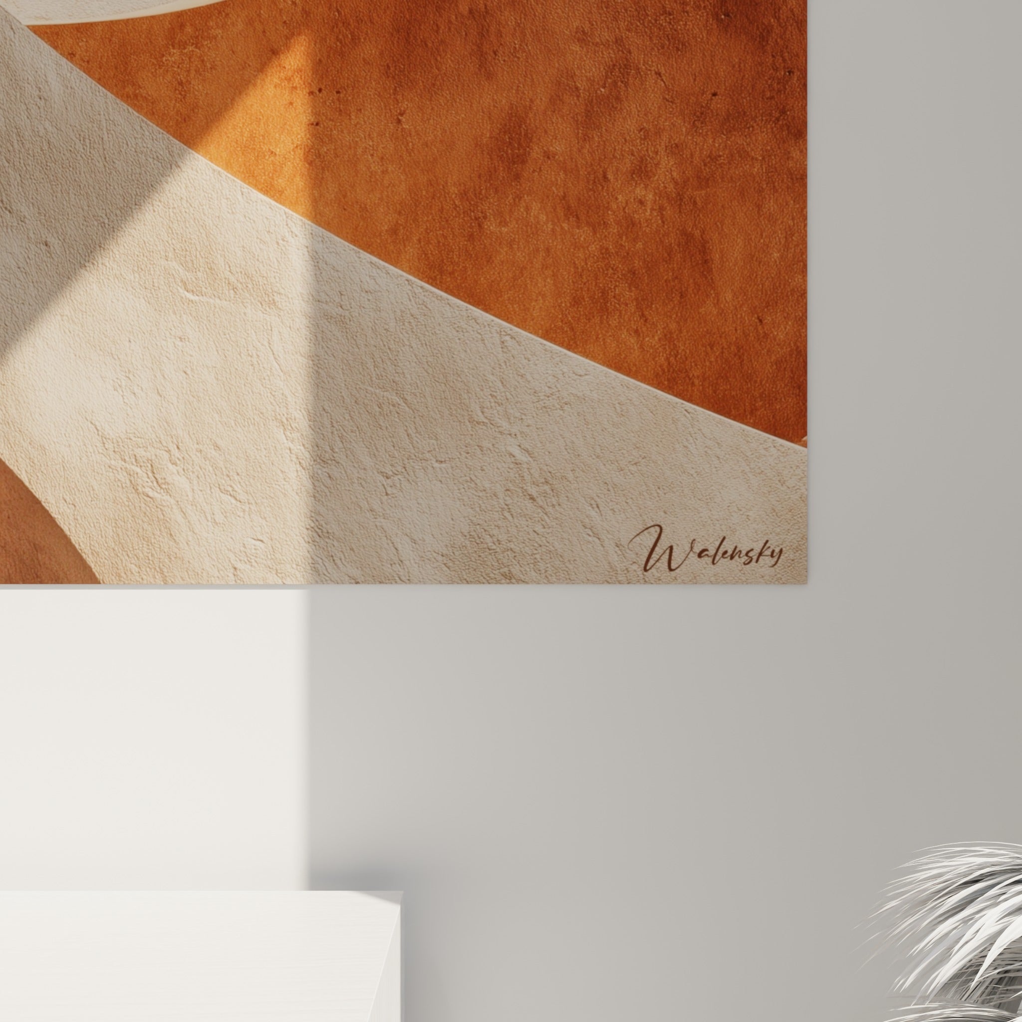 Grain minéral texturé, courbes sable et rouille profonde se rejoignant en gros plan sur la toile terracotta