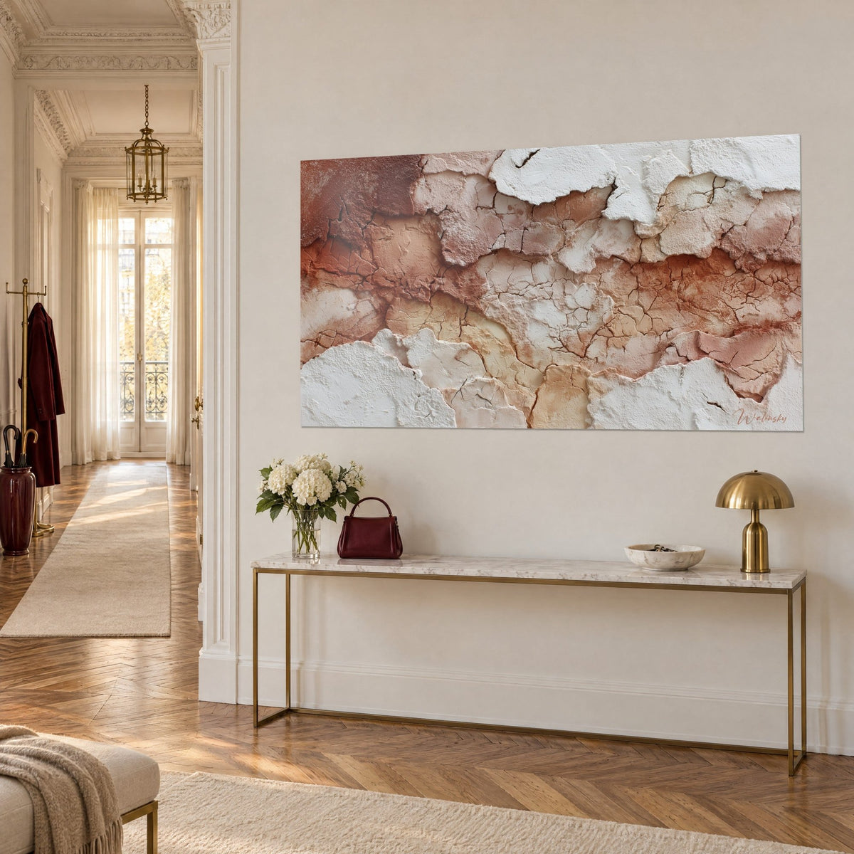 Tableau fresque murale écaillée, plâtre ivoire en relief sur strates rouille et sable, accroché au-dessus d'une console dorée dans l'entrée