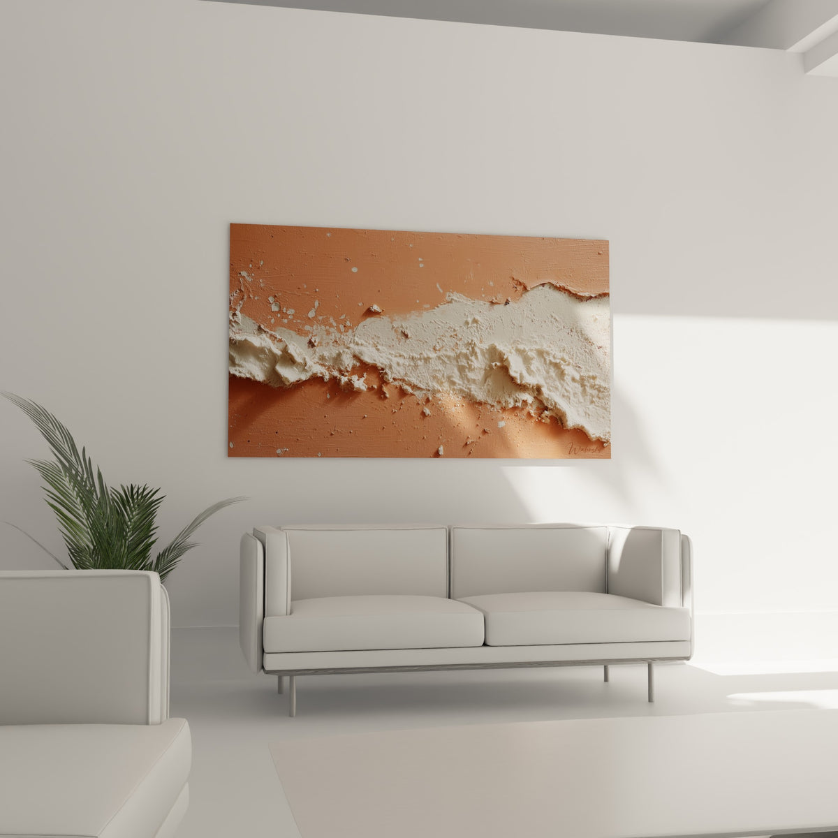 Écume figée blanche et ocre terracotta en matière sculpturale, au-dessus d'un canapé dans un salon lumineux.