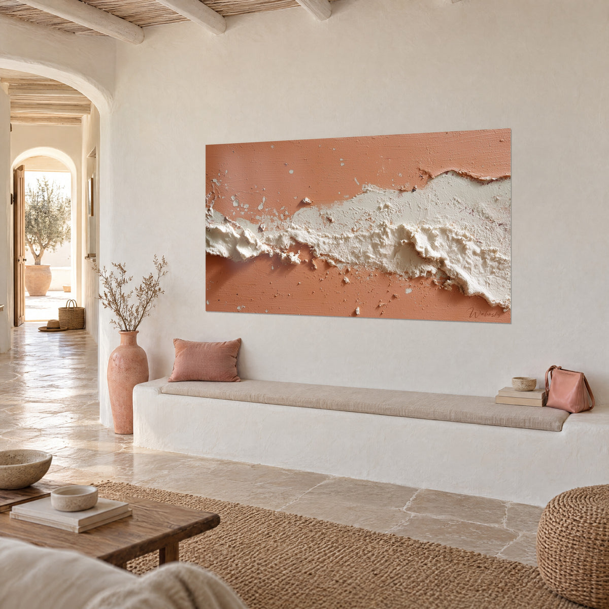 Tableau bande de plâtre crème rugueuse sur terracotta, éclats saillants, mur chaulé blanc au-dessus d'une banquette en pierre