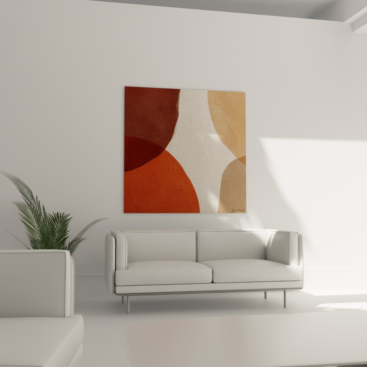 Motifs terre cuite et brun profond structurant un tableau abstrait au-dessus d'un canapé dans un salon lumineux