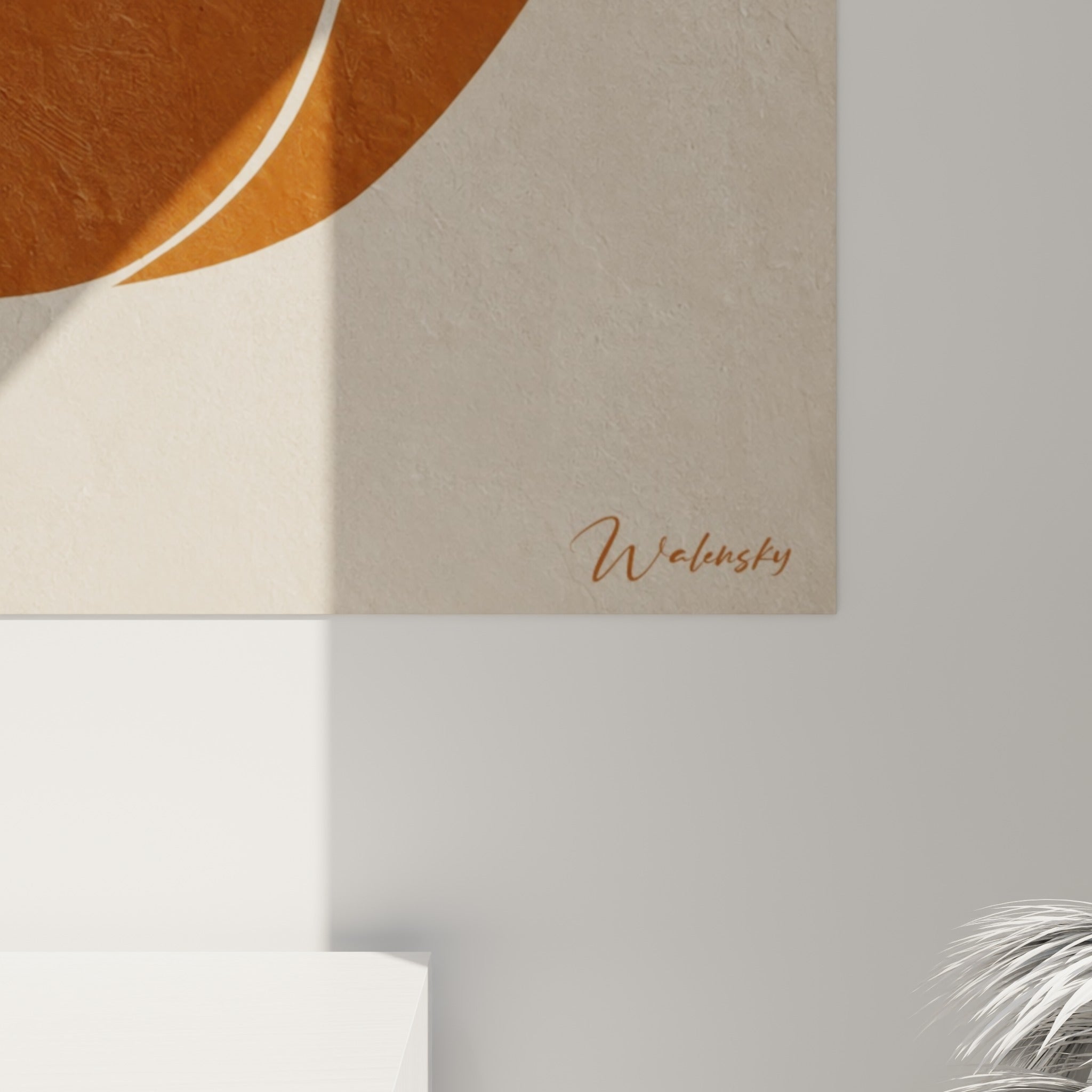 Grain minéral du fond beige sablé contrastant avec la teinte terracotta dense de la silhouette féminine accrochée au mur