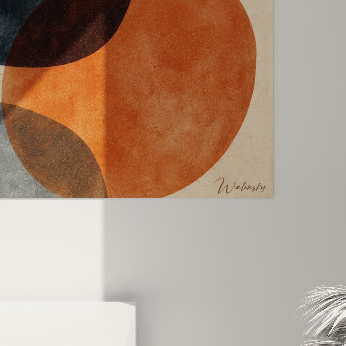Grain du papier beige et coulures ocre du tableau Terracotta visibles en gros plan, chevauchement bleu marine et brun
