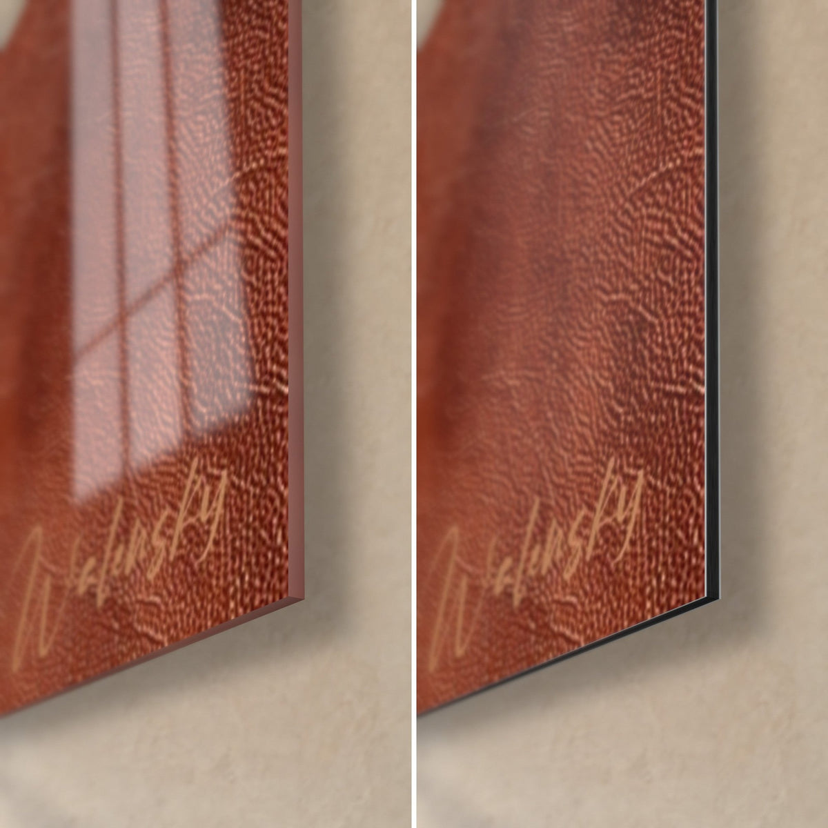Tableau forme organique ivoire sur cuir brique, coin bas droit : verre brillant à gauche, Dibond mat à droite, tranche de 3 mm