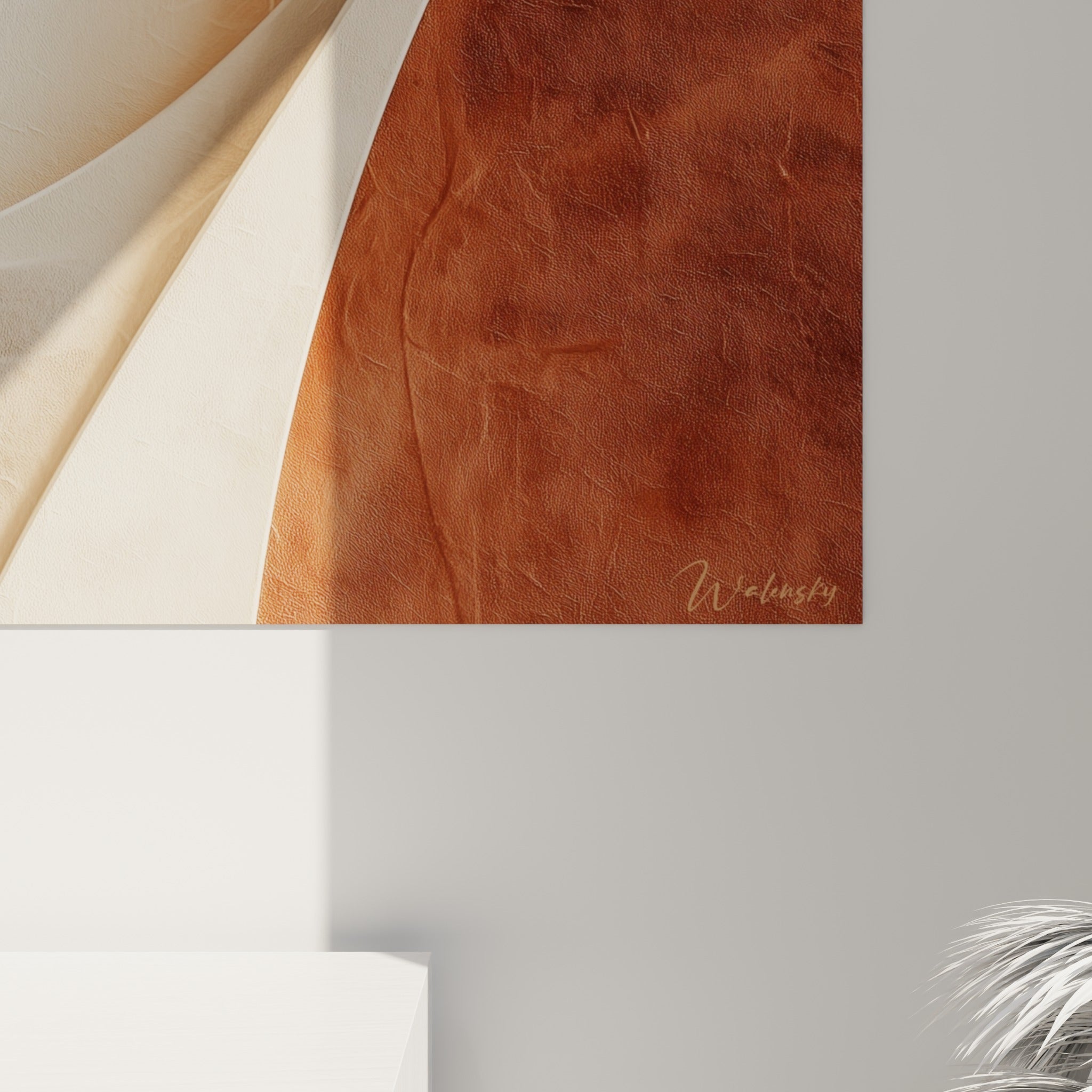 Plis et fibres du papier ivoire se détachant sur la matière rugueuse du terracotta brique