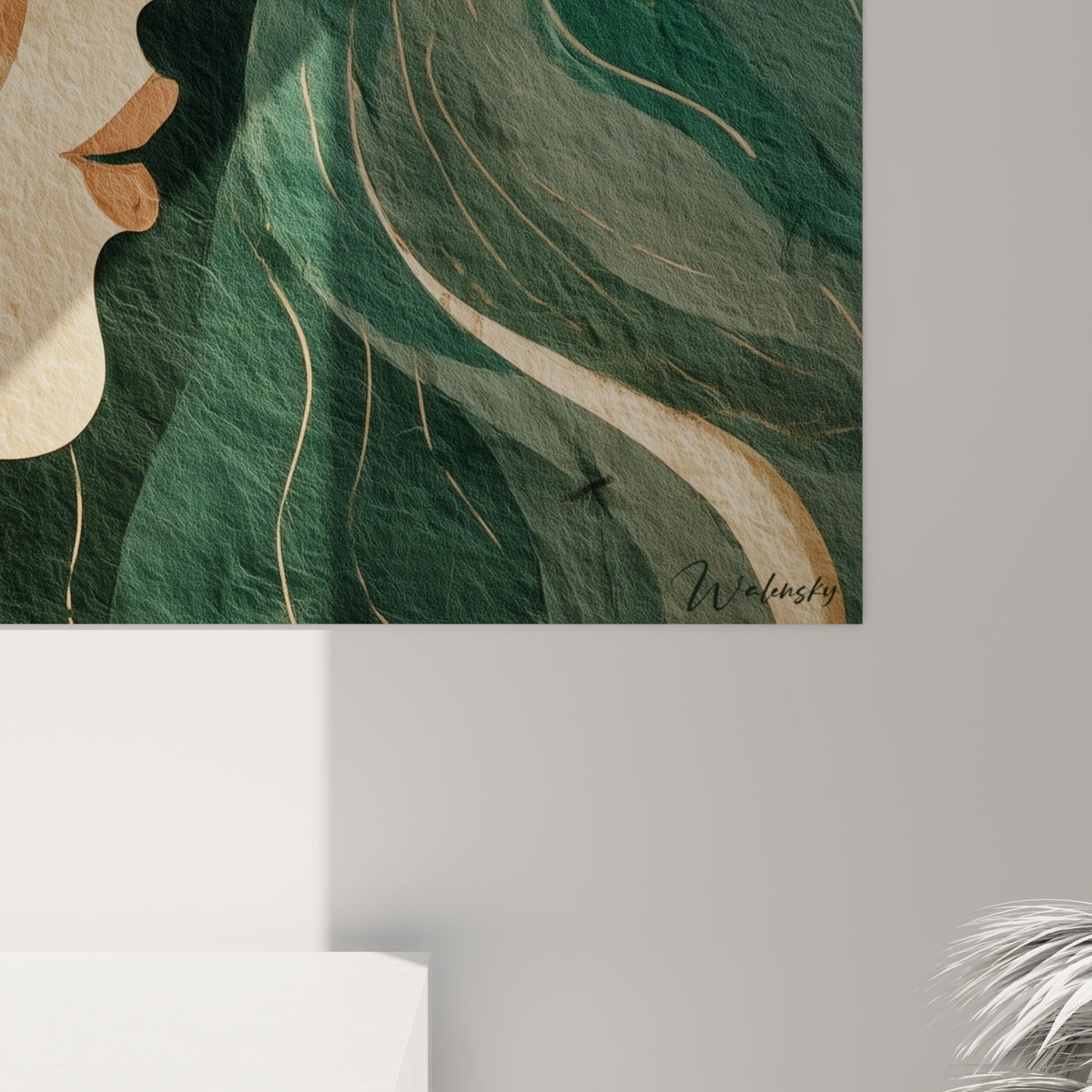 Grain du papier texturé visible entre les nuances vert sauge et terracotta du portrait féminin accroché