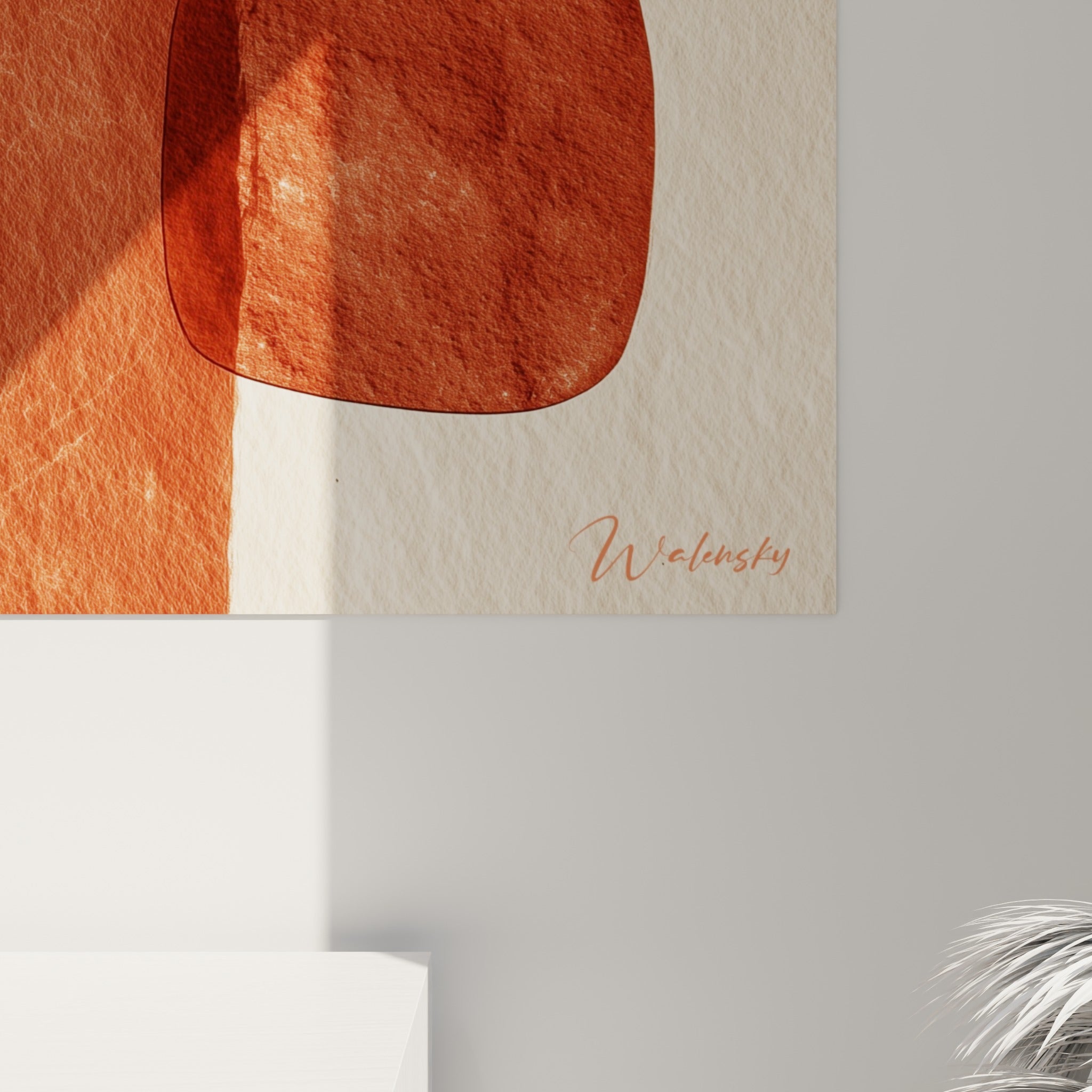 Grain texturé du papier révélant les nuances rouille et sable, coulures fines visibles sur l'œuvre accrochée