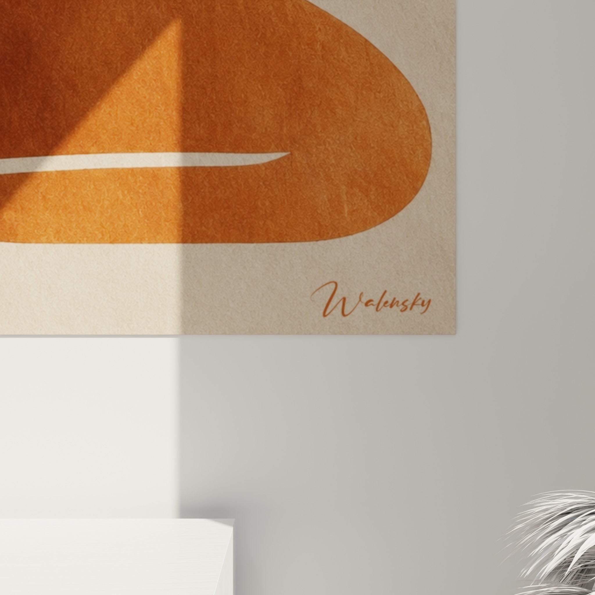 Grain sableux et nuances terracotta se mêlant sur la surface texturée de l'œuvre encadrée