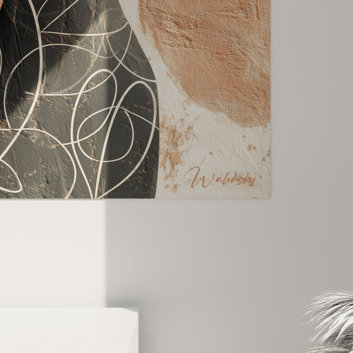 Détail de la texture picturale craquelée en terracotta et beige avec traits dorés filigranés