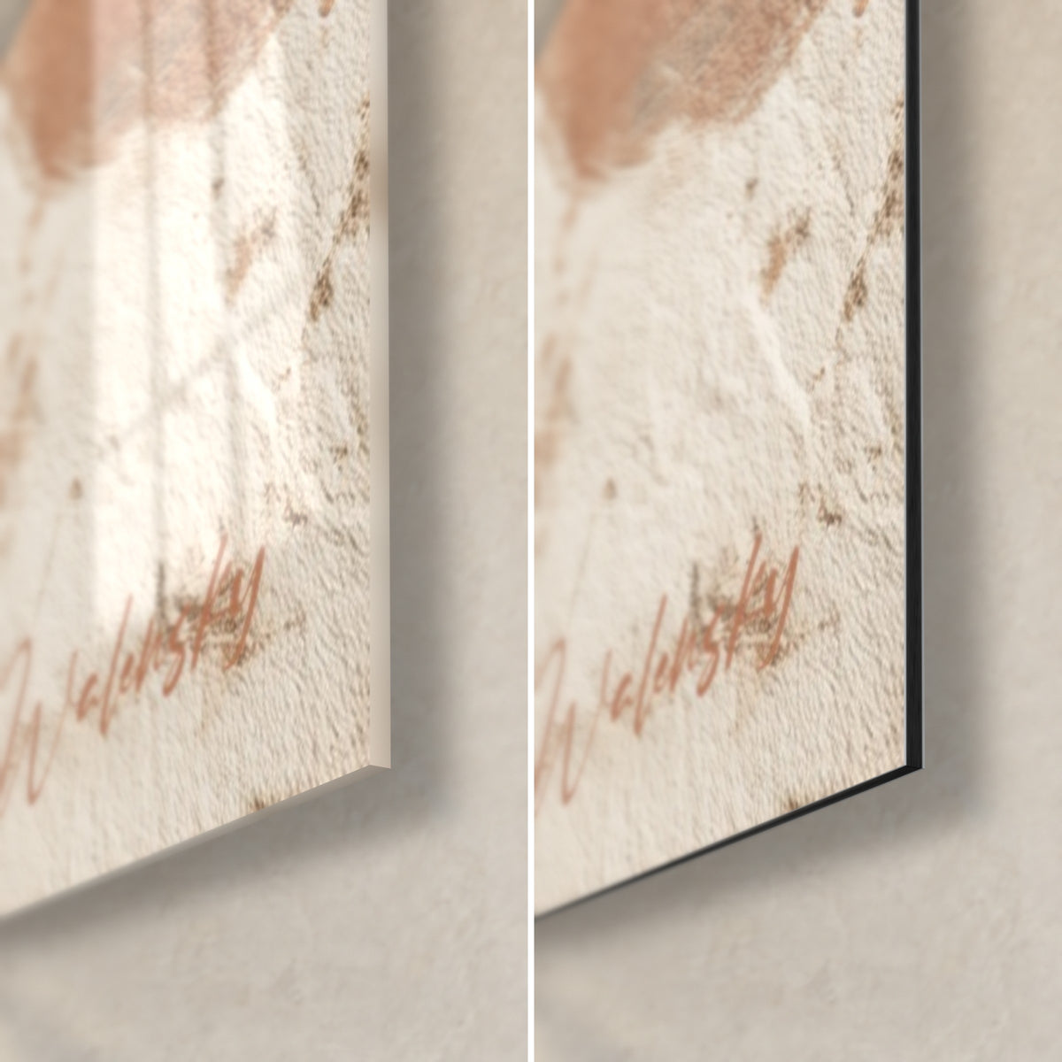 Tableau femme stylisée noire et crème, signature terracotta au coin bas droit, verre brillant contre Dibond mat noir de 3 mm