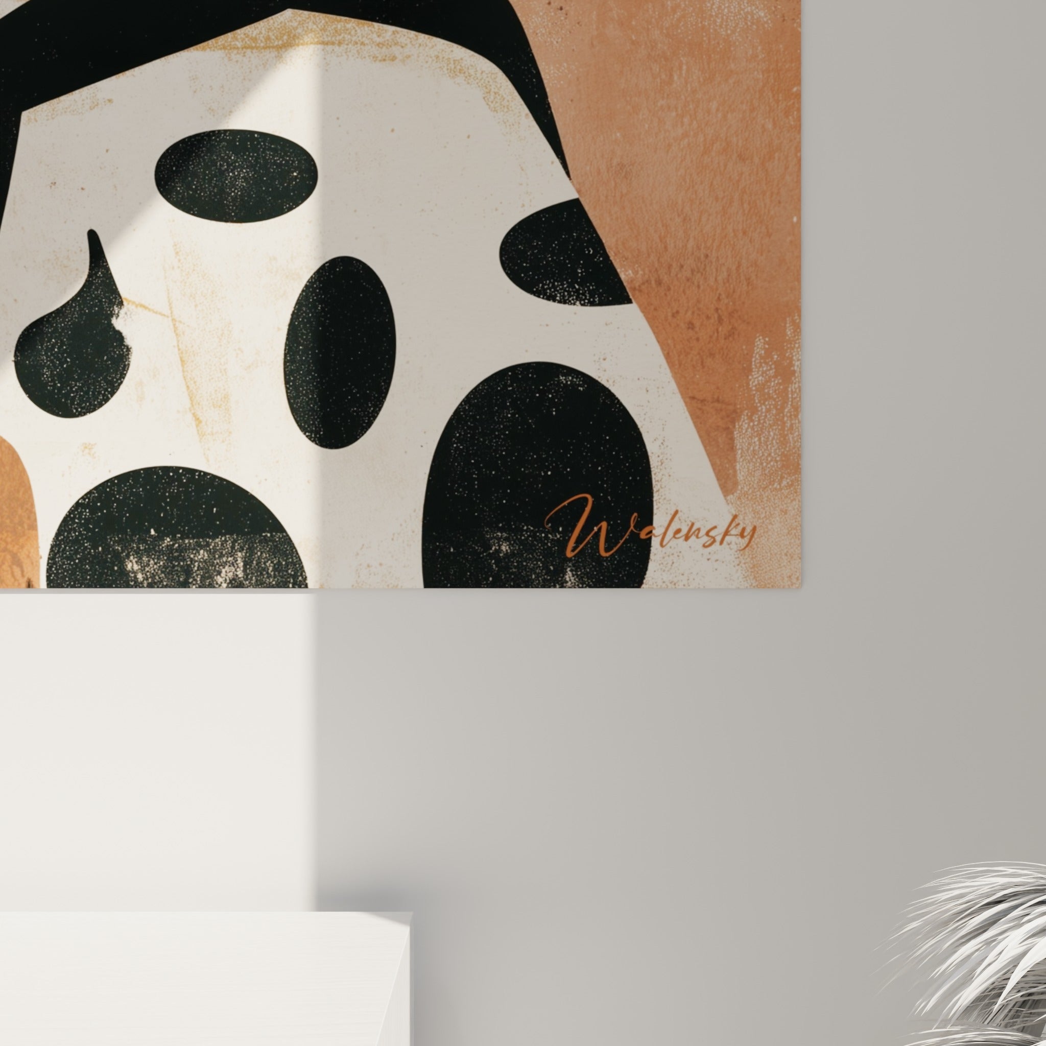 Grain texturé du fond beige sablé et terracotta, détail de la robe à pois noirs et du bijou doré