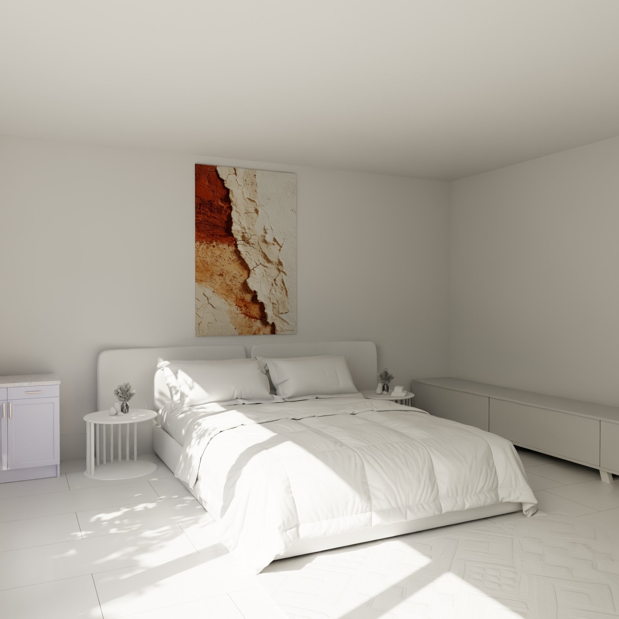 Surface craquelée terracotta et blanche accrochée au-dessus d'un lit dans une chambre claire