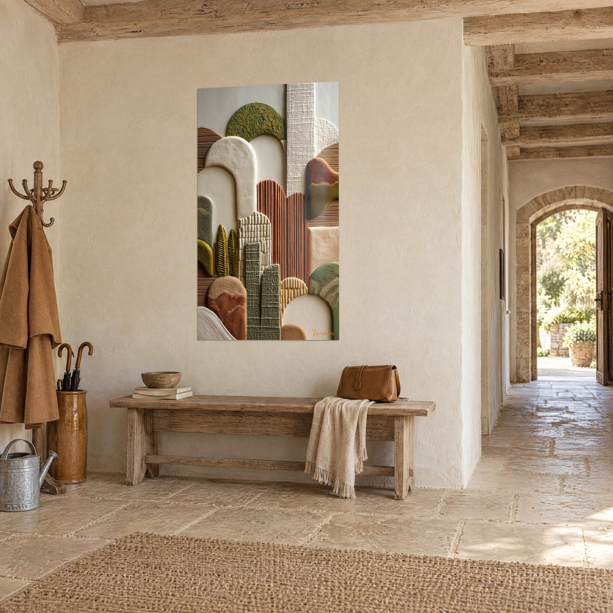 Tableau mosaïque de formes en relief beige et rouille aux feuilles vertes, vue de trois-quarts sur un mur en pierre, couloir