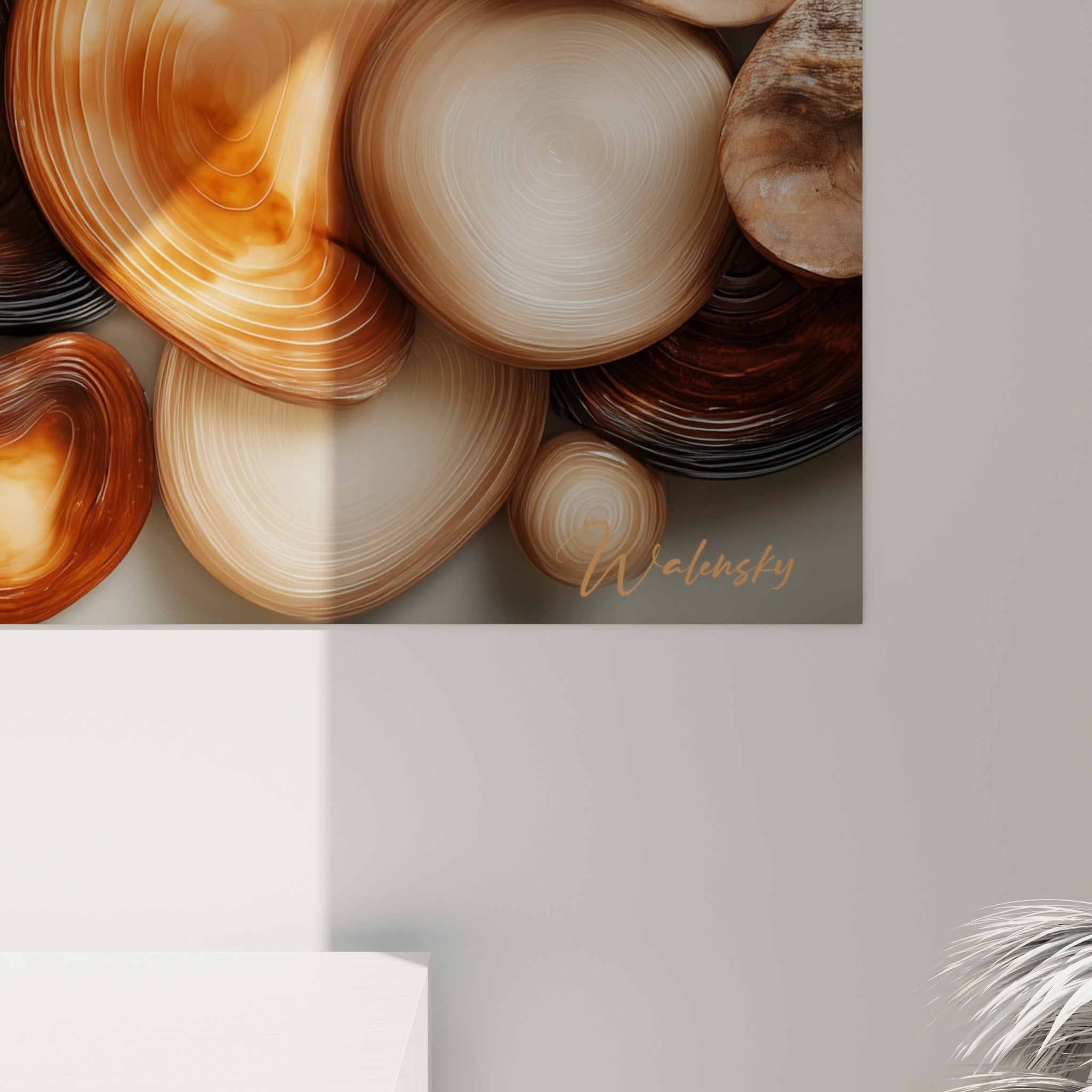 Grain et reflets ambrés se mêlent au brun profond et au beige dans les spirales de cette œuvre minérale