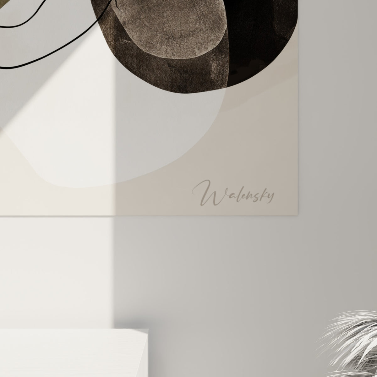 Détail du trait noir sinueux traversant les teintes ocre, terracotta et gris fumé de la toile
