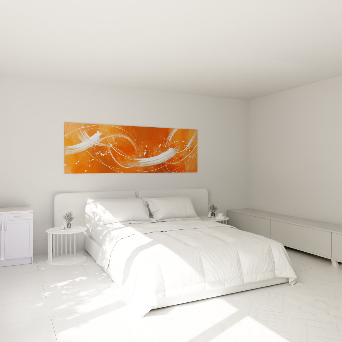 Traits blancs enroulés sur orange terracotta et ocre, accrochés au-dessus d'un lit dans une chambre claire