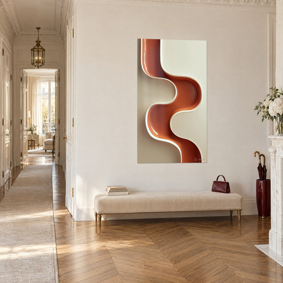 Quadro curva smaltata terracotta con riflessi laccati, bordo bianco, in un corridoio haussmanniano con parquet a spina di pesce