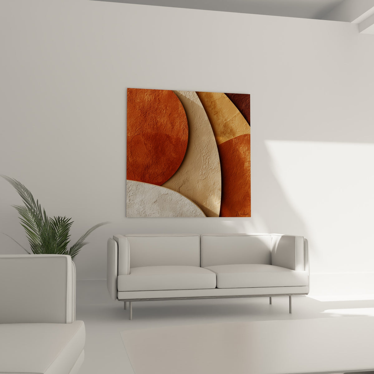 Vagues terracotta et blanc cassé sculptées en relief, accrochées au-dessus d'un canapé dans un salon lumineux