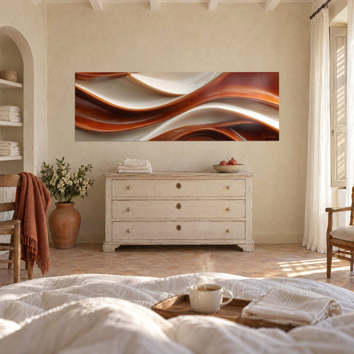 Schilderij krommingen van ijs en amberkleurige karamel, twee personen van achteren boven een bed in een lichte slaapkamer
