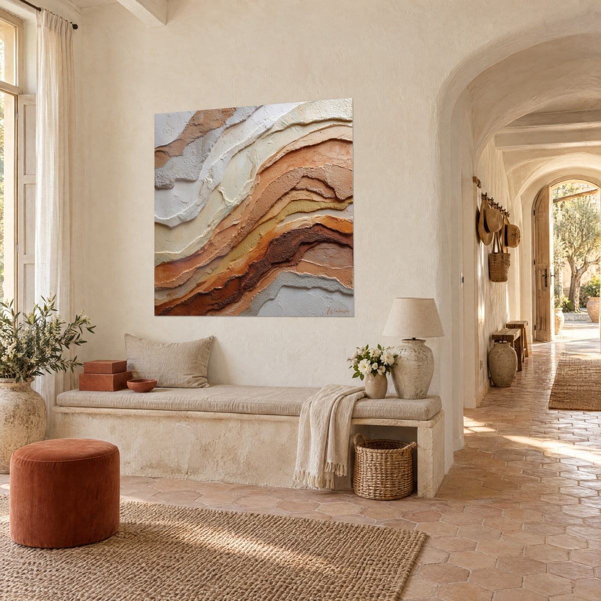 Quadro con strati di roccia scolpiti, onde bianche e ocra bruciata, vista di tre quarti in un casale provenzale con archi di pietra