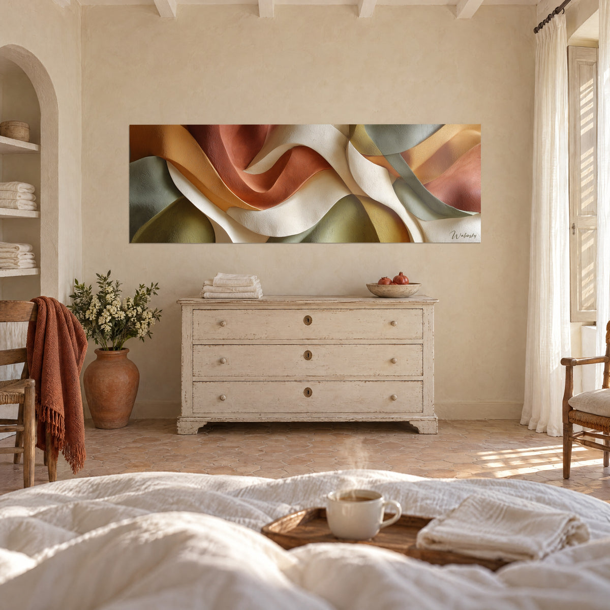 Tableau reliefs entrecroisés corail et crème aux courbes douces, sur un mur chaux face à une commode blanche, au-dessus d'un lit dans une chambre claire