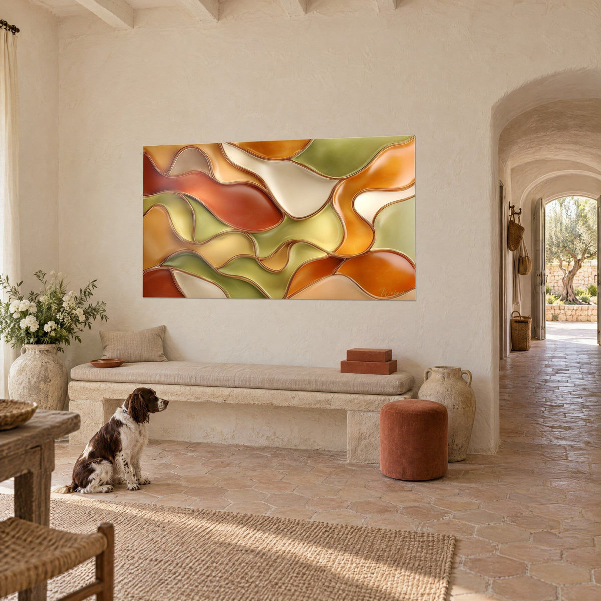 Quadro mosaico ondulato terracotta, crema e verde salvia bordato di rame, spaniel seduto accanto a una panca di pietra del mas