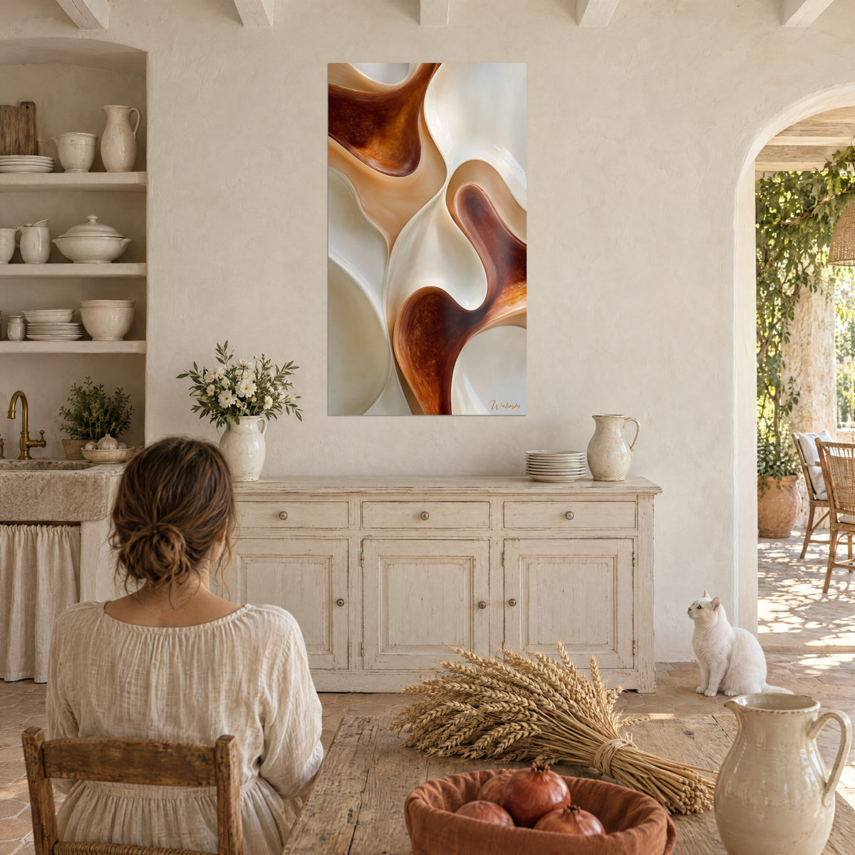 Tableau abstraction onctueuse de crème et de brun roux, torsion glacée, près d'une femme de dos et d'un chat blanc