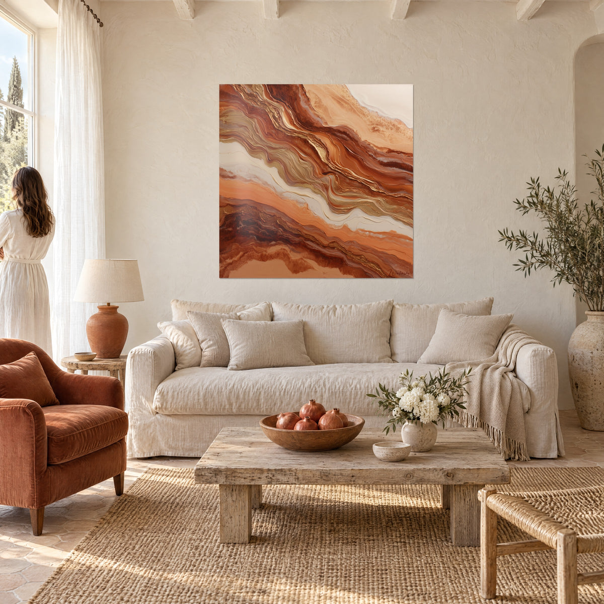 Gemälde mit diagonalen ockerfarbenen und goldenen Marmorschichten, kupferne und cremefarbene Adern, über einem Sofa in einem hellen Wohnzimmer