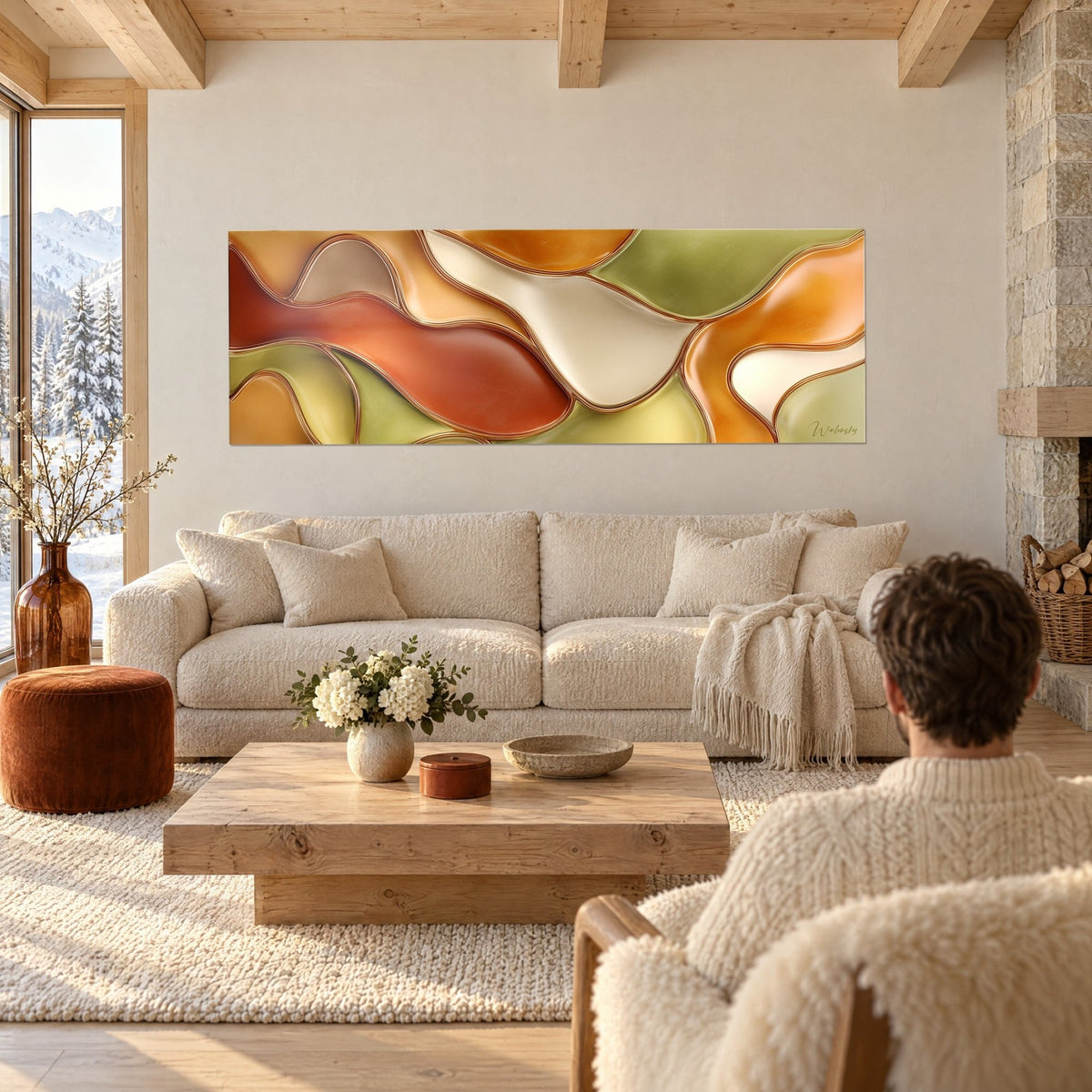 Gemälde aus warm gegossenem Glas mit terrakottafarbenen, cremefarbenen und grünen Schwüngen, von Kupfer umrandet, über einem Sofa in einem hellen Wohnzimmer