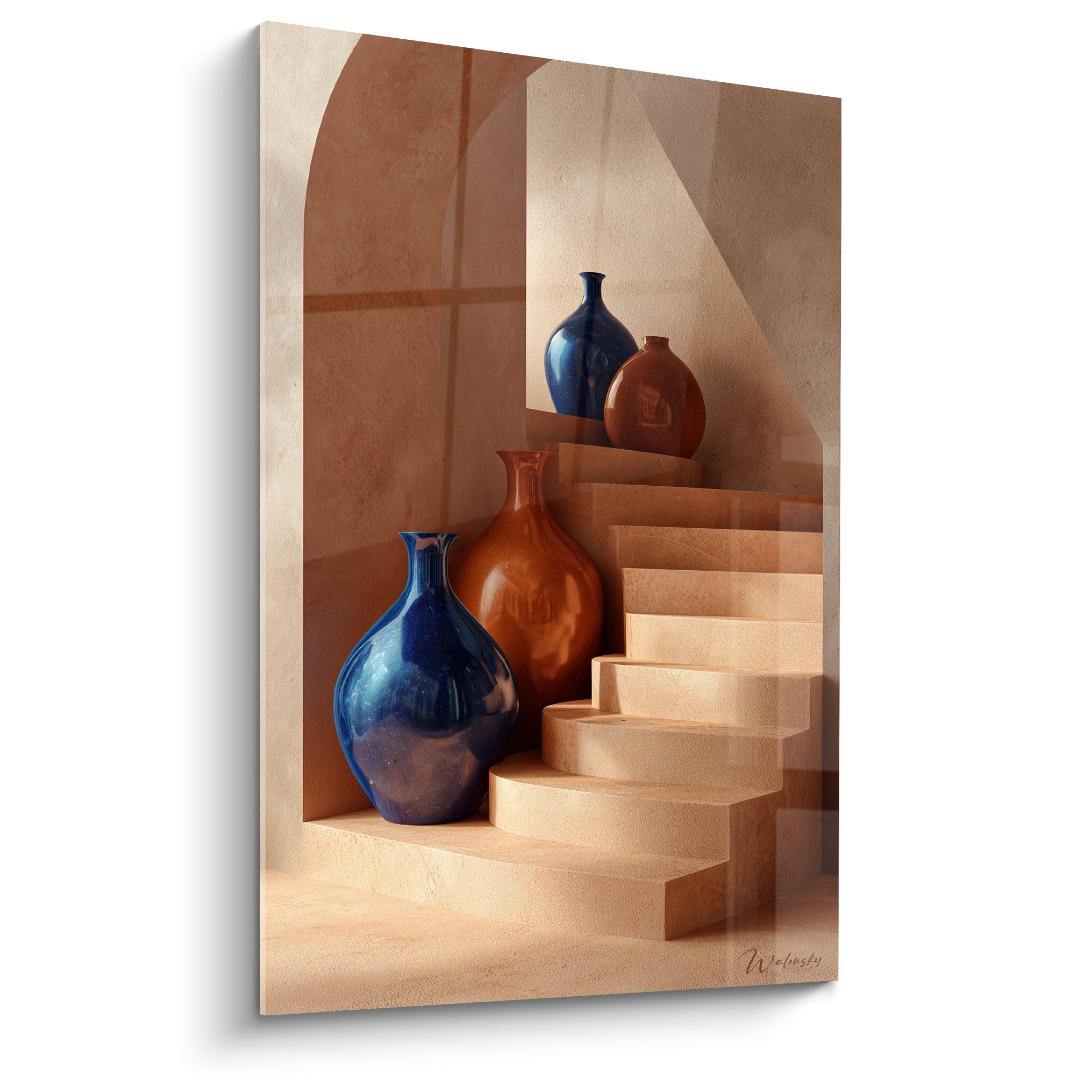 Vases bleu marine et brun terracotta sur escalier ocre, effet miroir architectural, lumière chaude