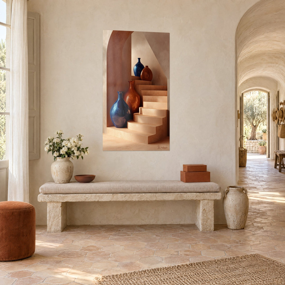 Cuadro trío de jarras esmaltadas azul cobalto y óxido sobre escalera de gres, arco ocre, vista de tres cuartos en un pasillo de masía provenzal
