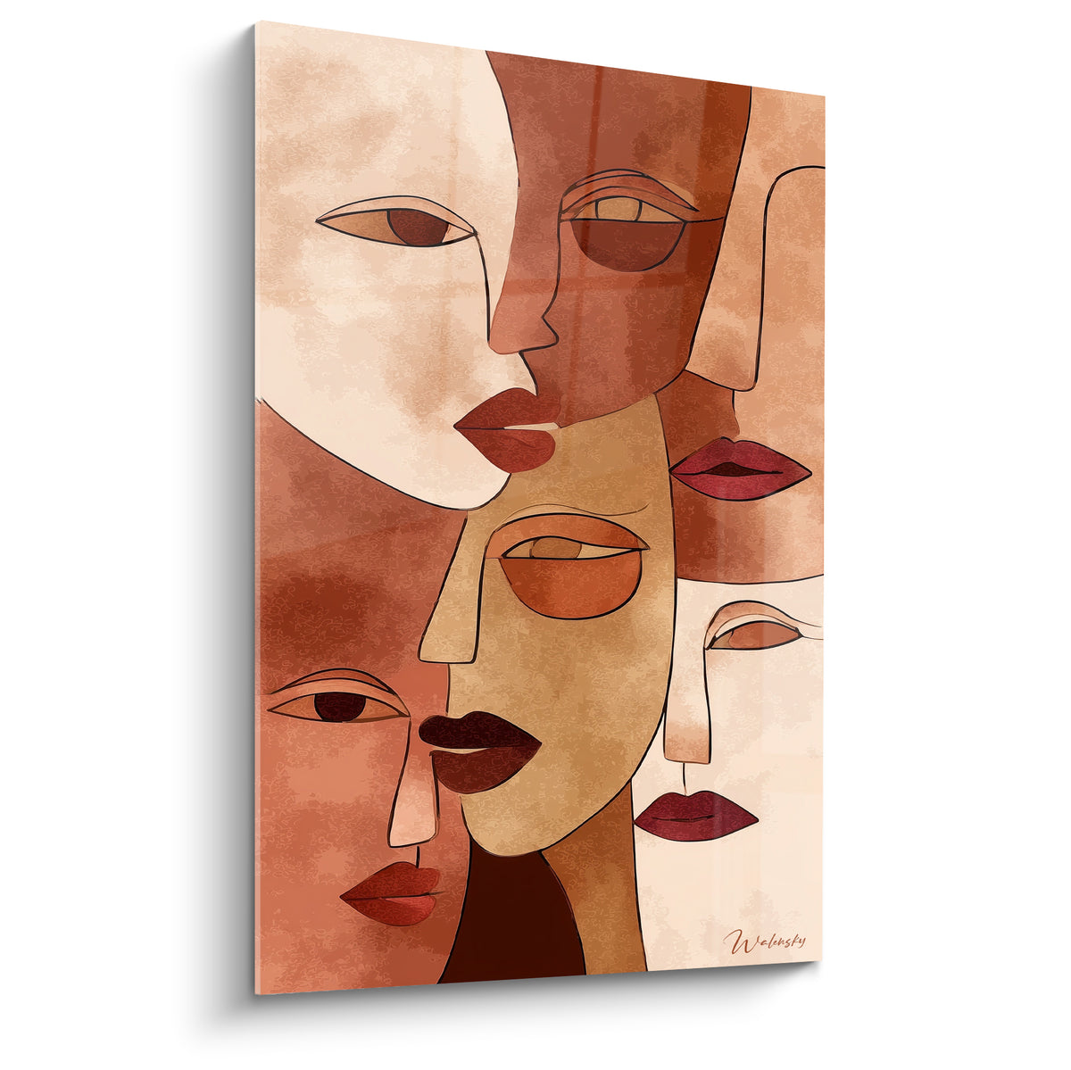 Quatre visages terracotta et brique aux lèvres bordeaux, superposés en lignes fines sur fond ocre texturé