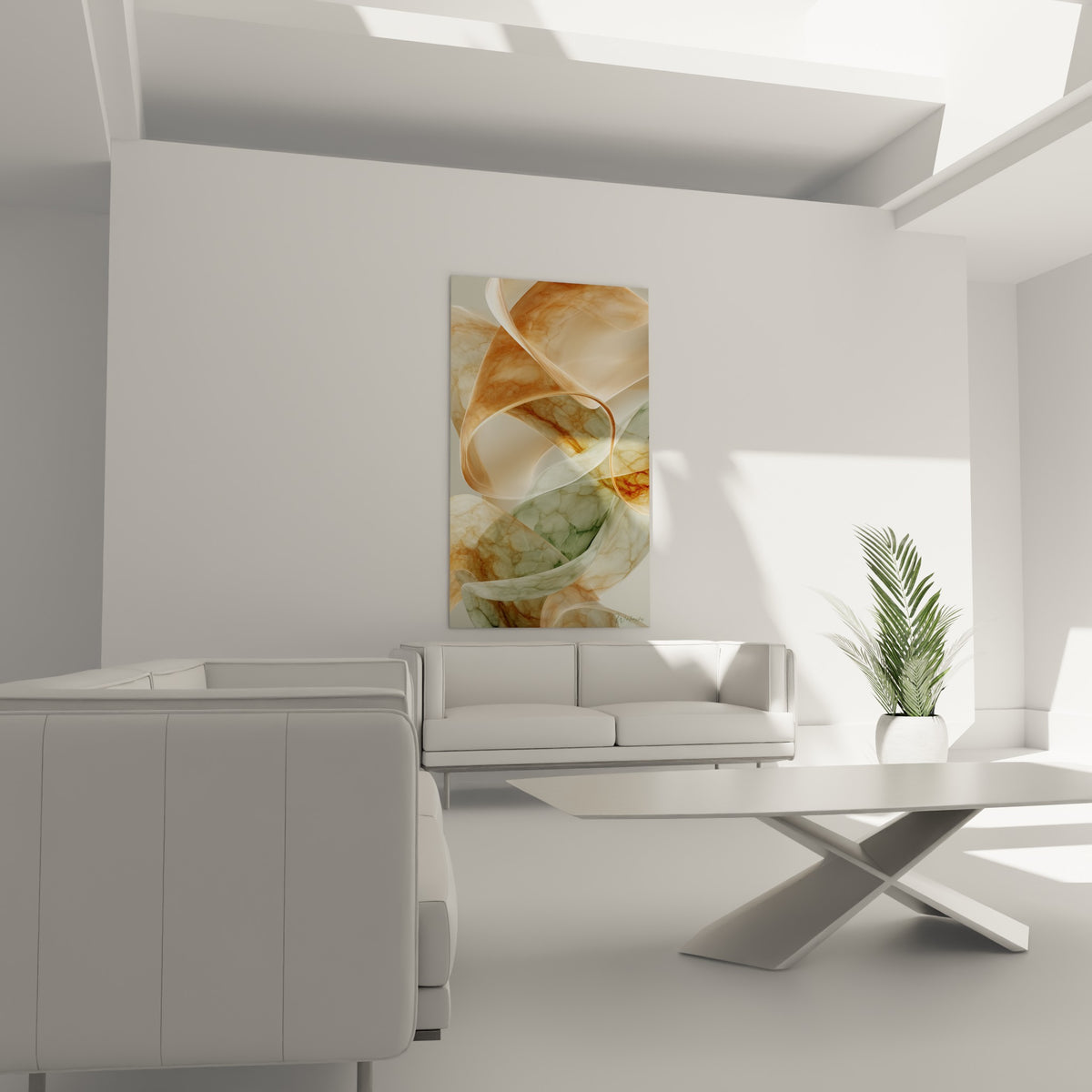 Voiles marbrées terracotta et vertes suspendues au-dessus d'un canapé dans un salon lumineux