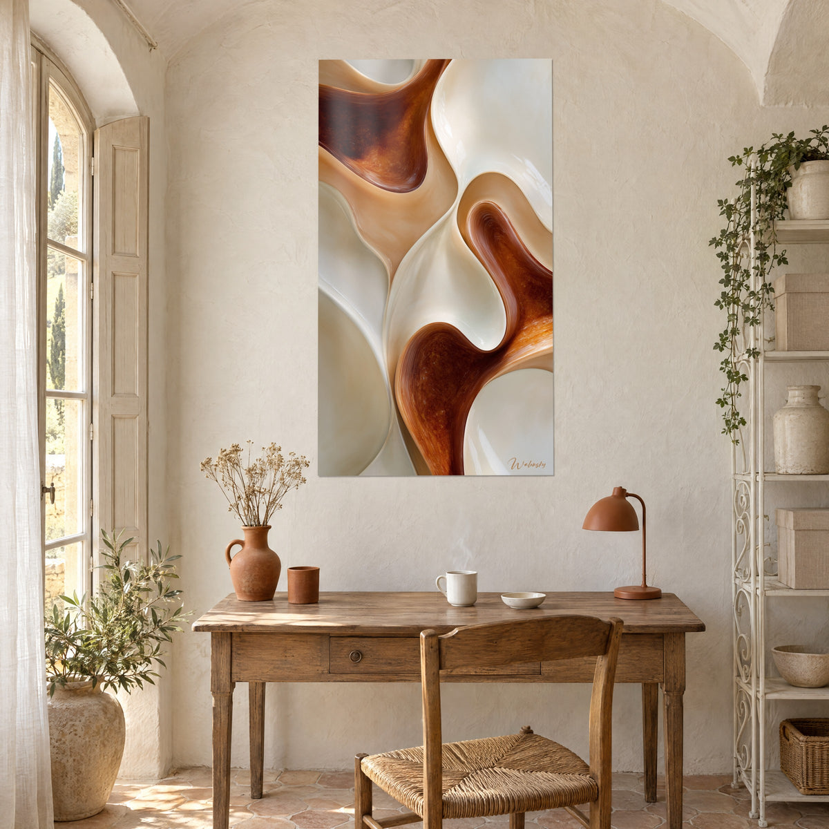 Tableau volutes lisses de chocolat ambré sur fond ivoire, accroché au-dessus d'un bureau en bois dans un mas provençal