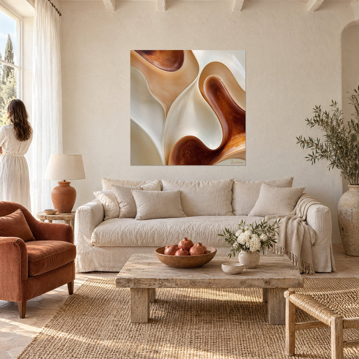 Gemälde mit milchigen Wellen in Elfenbein und kupferfarbenem Rost, eine Frau im weißen Kleid von hinten, über einem Sofa in einem hellen Wohnzimmer