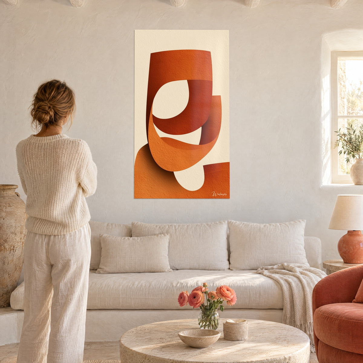 Schilderij sculpturale gebrande oranje linten in elkaar verstrengeld op crème achtergrond, vrouw van achteren, boven een bank in een lichte woonkamer