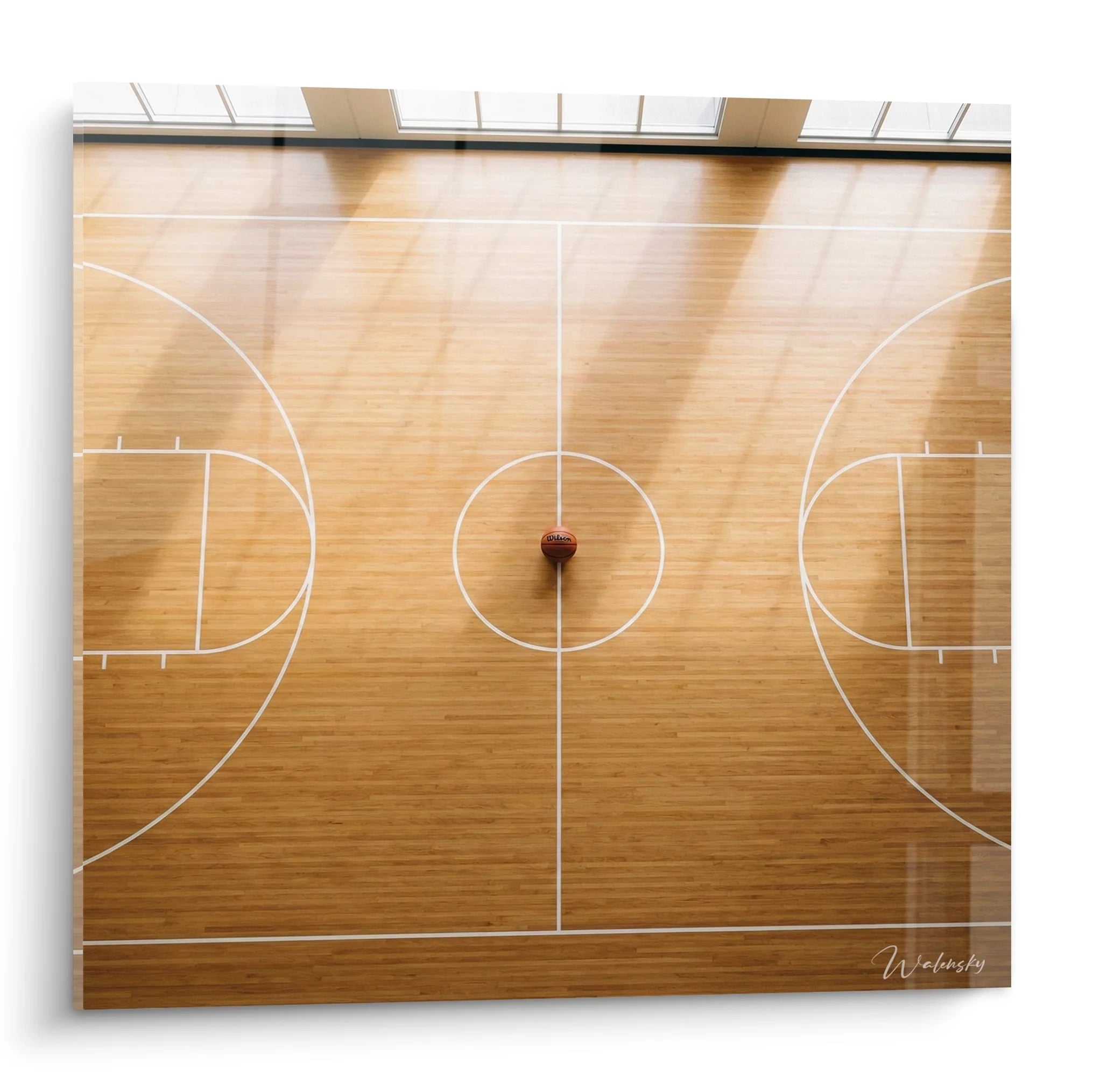 Tableau terrain de basketball vue aérienne avec ballon orange et lignes blanches sur parquet
