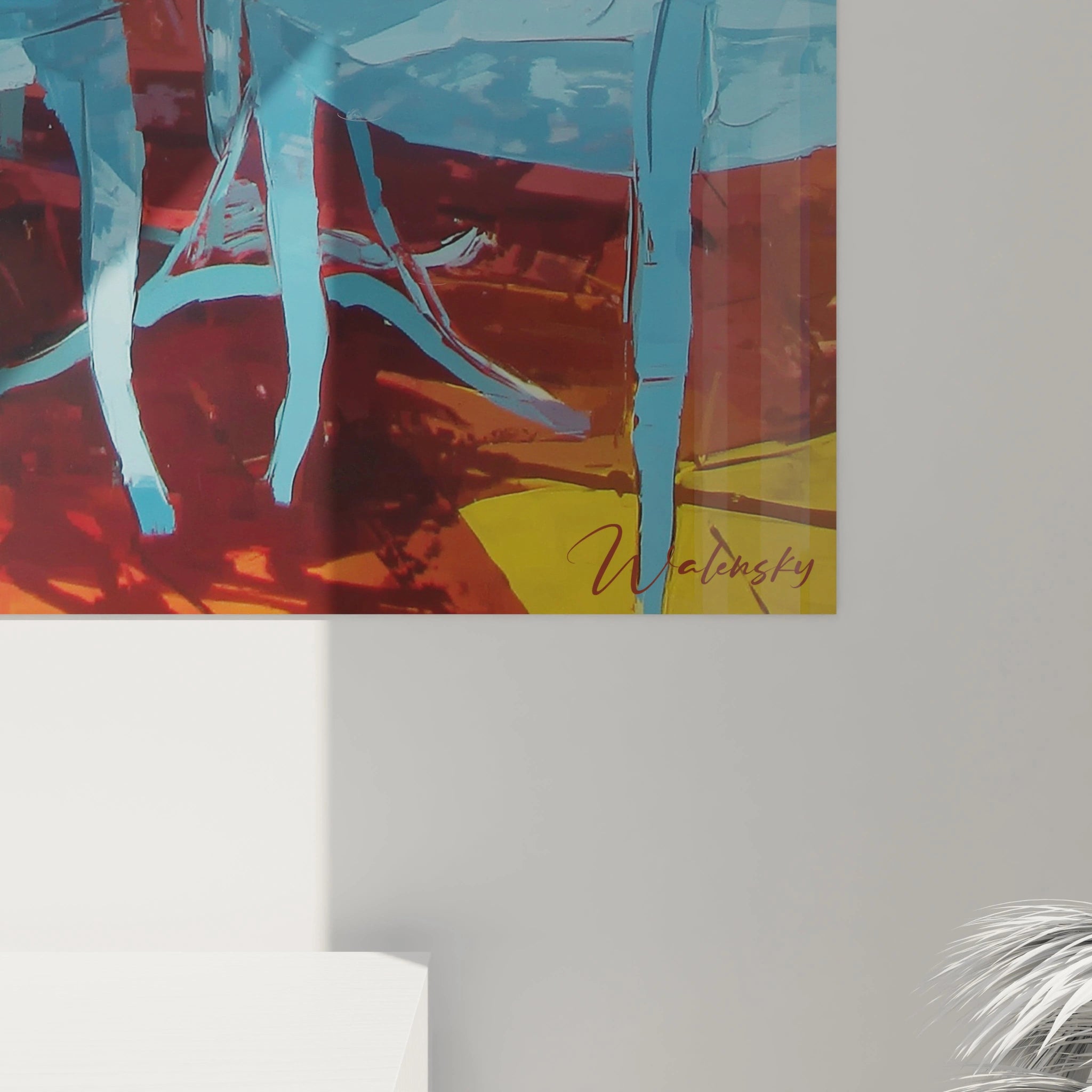 Tableau impressionniste terrasse Walensky coloré accroché sur mur blanc gros plan sur chaises et signature