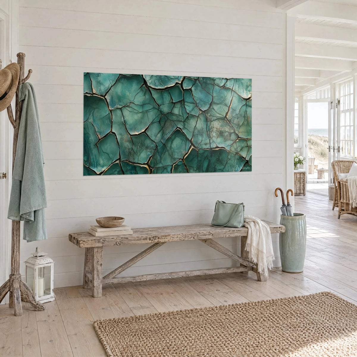 Tableau mosaïque de fissures sombres, plaques sarcelle et filets dorés, vue de trois-quarts dans une maison de plage