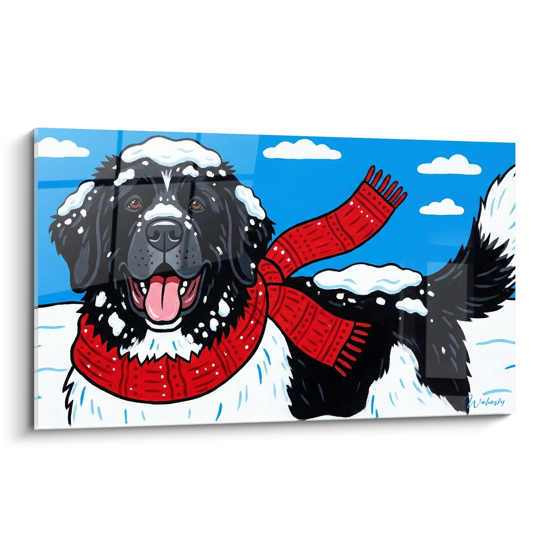 Tableau Terre Neuve noir avec écharpe rouge dans la neige, langue sortie, expression joyeuse, ciel bleu nuageux