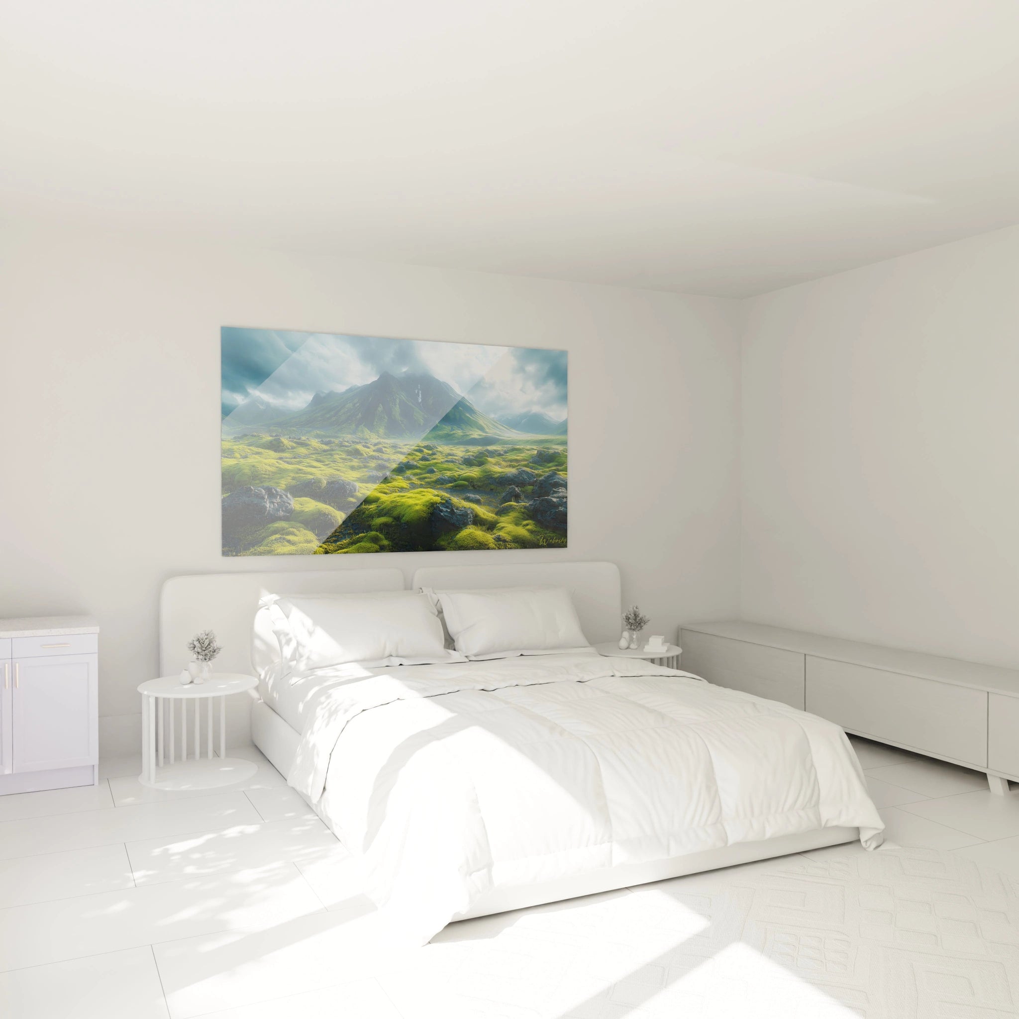 Tableau montagne illustrant un sommet volcanique imposant sur fond de ciel nuageux, avec un premier plan dominé par des mousses vert vif recouvrant des rochers volcaniques créant un contraste saisissant.
