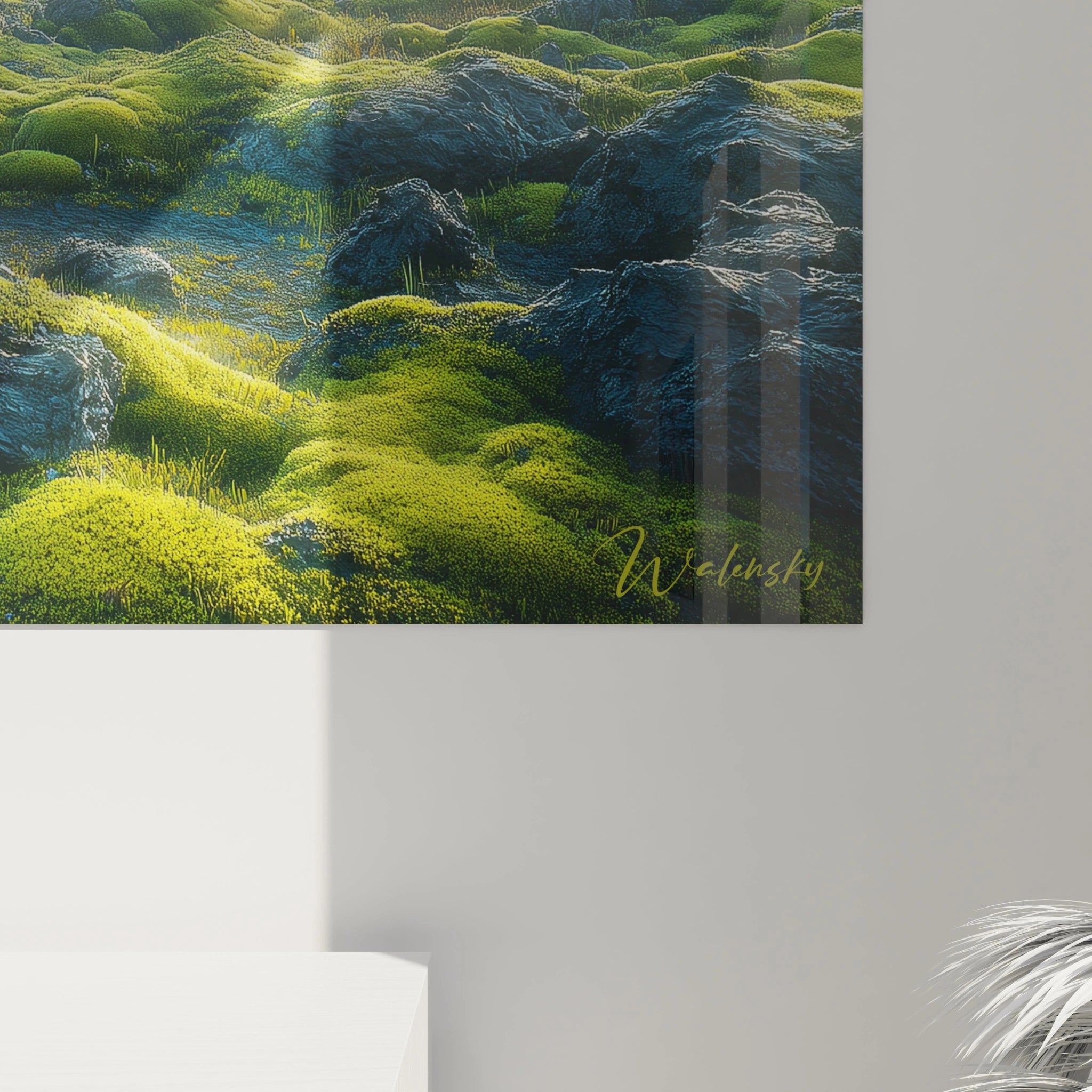 Tableau montagne capturant un paysage islandais dramatique où un volcan majestueux domine l'horizon, tandis que des tapis de mousse verte lumineuse recouvrent le sol volcanique parsemé de rochers sombres.
